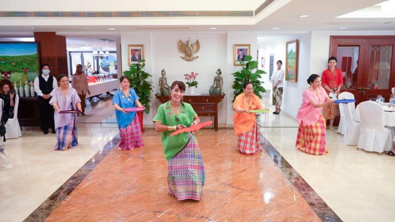 Ketika Wonderful Indonesia Dipromosikan di Depan Istri-Istri Duta Besar dan Duta Besar Wanita di Beijing