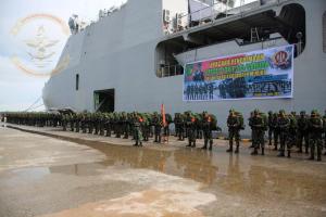 KRI Banjarmasin 592 Debarkasi Dua Batalyon TNI AD, Siap Damaikan Papua