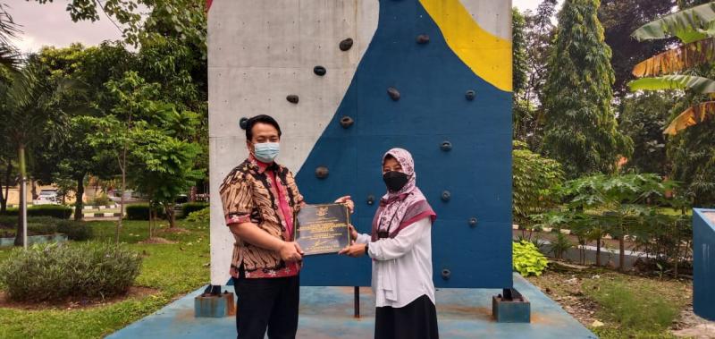 Penyerahan Prasasti Pembangunan Wall Climbing dari Kemenpora kepada Politeknik STIA LAN Jakarta