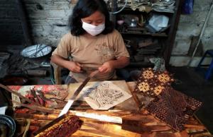 Kisah Sukses Hartini, Pengusaha Batik yang Terinspirasi dari Sang Ayah