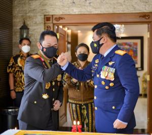 Panglima TNI Berikan Kejutan Kepada Kapolri, di Hari Bhayangkara ke-75