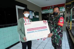 Peduli Sesama! SiCepat Bersama Koramil 04 Cengkareng Bagikan Paket Sembako untuk Warga