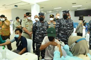 Warga Pesisir Muara Tawar Bekasi Antusias Sambut Serbuan Vaksinasi Maritim TNI AL