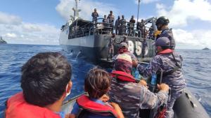 KRI Tatihu-853 Evakuasi ABK KM Mitra Usaha yang Tenggelam di Perairan Laut Halmahera Selatan