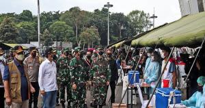Ganip Warsito  Bersama Panglima TNI dan Menkes Tinjau Serbuan Vaksin Serentak di GBK