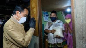 Presiden Bagikan Sembako dan Paket Obat untuk Warga di Jakarta Utara