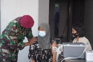 TNI AL Lanjutkan Serbuan Vaksinasi Masyarakat Tanjung Balai Asahan