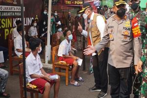 Tinjau Vaksinasi di Malang, Ketua Satgas: Vaksin dan Masker Layaknya Payung Saat Hujan