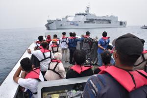 Antusias Warga Kepulauan Seribu Ikut Serbuan Vaksim Maritim TNI AL, di Kapal Perang
