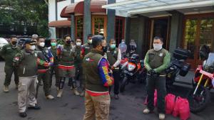 Direktorat Pol PP dan Linmas Kemendagri Beserta Satpol PP Jawa Barat Berikan Bansos dan Patroli Prokes Jabar