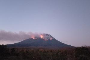 Gunung Ile Lewotolo Sembur Lava Pijar, Muncul Kebakaran Hutan Sekitar Lereng