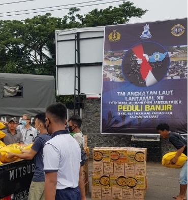 Bantu Korban Banjir, Alumni Nyarumkop Jabodetabek Serahkan Bansos Melalui Lantamal XII