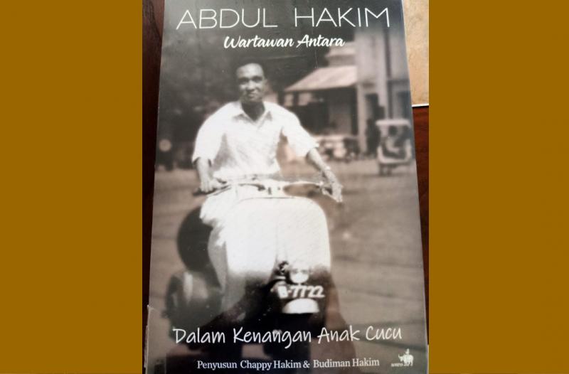 Resensi Buku "Abdul Hakim: Wartawan Antara, Dalam Kenangan Anak Cucu"