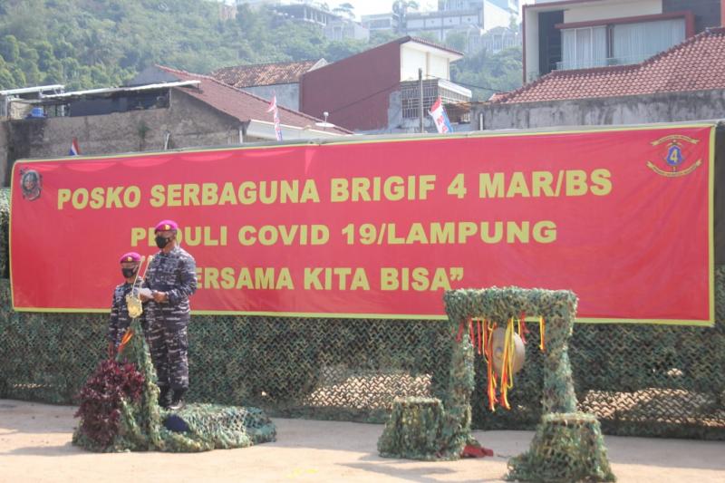 TNI AL , Korps Marinir Bangun Dapur Lapangan Untuk Warga Isoman Pasien Covid 19 di Bandar Lampung