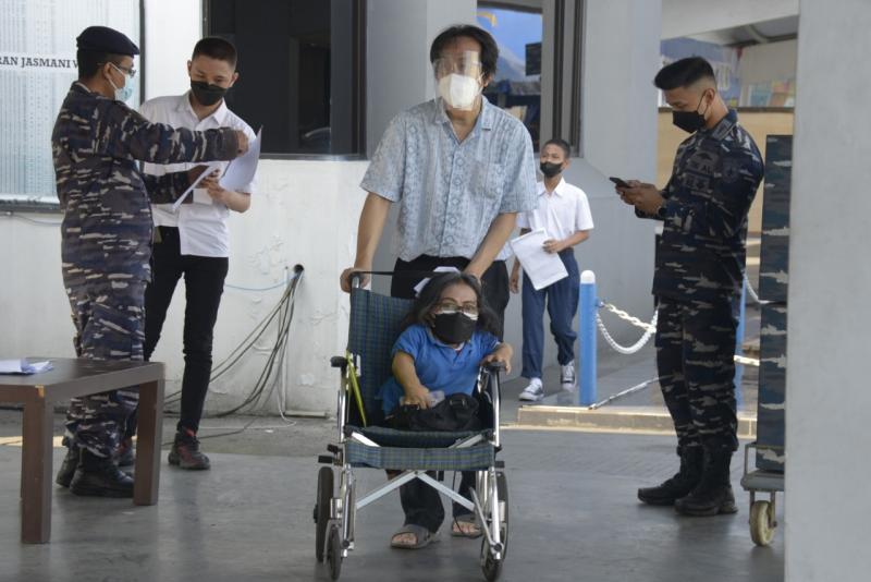 Penyandang Disabilitas Mengikuti Vaksin di Serbuan Vaksinasi Maritim TNI AL Go To School