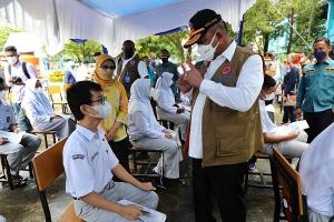 Kepala BNPB Ganip Warsito Tinjau Vaksinasi Covid-19 SMA 8 Pekanbaru