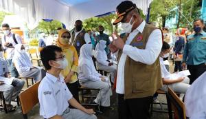 Tinjau Vaksinasi Pelajar SMAN 8 Pekanbaru, Ka BNPB Apresiasi IDI Riau