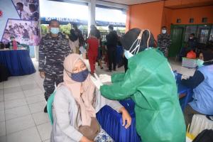 1500 Warga Muara Tawar Jalani Vaksin Dosis Kedua dari Kolinlamil TNI AL