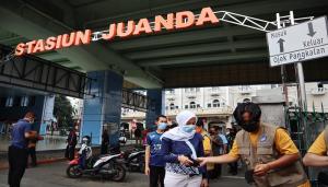 Duta Perubahan Perilaku Bagikan 60 ribu Masker di Stasiun Juanda Jakarta