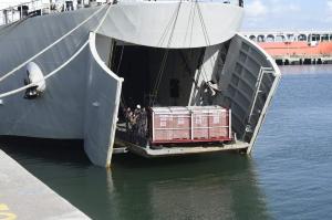 Unsur KRI Kolimlamil TNI AL Dukung Angkutan Bantuan Alkes Penanggulangan Covid 19 dari Singapura