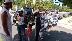 Tuntut Pembatalan SK Pelantikan Kepala Desa Elat, Sejumlah Massa Gelar Demonstrasi 