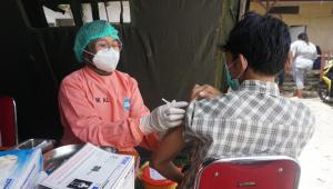 TNI AL Terus Vaksin Masyarakat Pesisir dan Nelayan Baguala