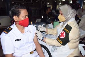 Serbuan Vaksin Maritim TNI AL, Kolinlamil Ship To Ship ABK Kapal Niaga