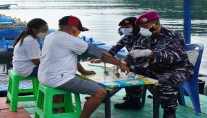 TNI AL Terus Gencar Vaksinasi, Nelayan Budidaya Ikan Air Laut Jadi Sasaran