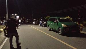 Warga Palang Jalan di Jembatan Watdek, Akses Maluku Tenggara - Kota Tual Terganggu