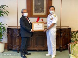Selamatkan 3 ABK Indonesia, Dubes Heri Berikan Penghargaan untuk Awak Kapal Latih AL Jepang JS Kashima 3508