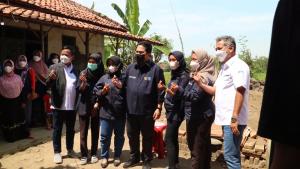 Didampingi Dirut Arief Mulyadi, Erick Thohir Kunjungi Nasabah PNM di Cirebon