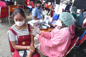 Tanpa Kenal Lelah, TNI AL Terus Vaksin Warga Pesisir Baguala