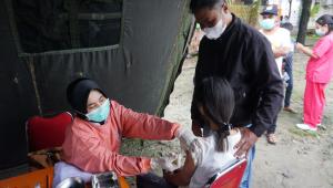 TNI AL Terus Vaksinasi Masyarakat Pesisir dan Nelayan Teluk Ambon