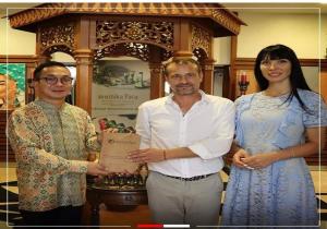 Top! Dubes Iwan Bogananta Luncurkan Produk Mustika Ratu & Taman Sari di Burgas, Bulagaria