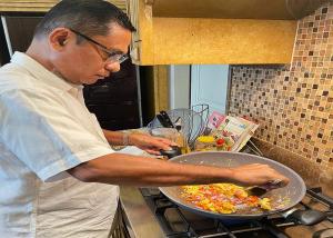 Mantan Menperin Saleh Husin Enjoy dan Nikmati Memasak di Dapur.