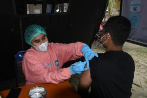 Sambut HUT TNI AL ke-76, Lantamal IX Terus Vaksin Warga Pesisir Baguala