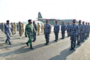 Kasal Berangkatkan Satgas Covid-19 ke Papua, Gunakan Pesawat TNI AU