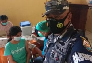 TNI AL Terjunkan Babinpotmar Bantu Menyerukan Prokes Dalam Vaksinasi di Puskesmas Latuhalat