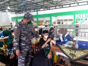 Dukung Pembelajaran Tatap Muka, Serbuan Vaksin Maritim TNI AL Lindungi Pelajar dengan Vaksin