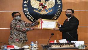 Hadi Prabowo Terima Penghargaan Penyelesaian Batas Negara dari Menko Polhukam