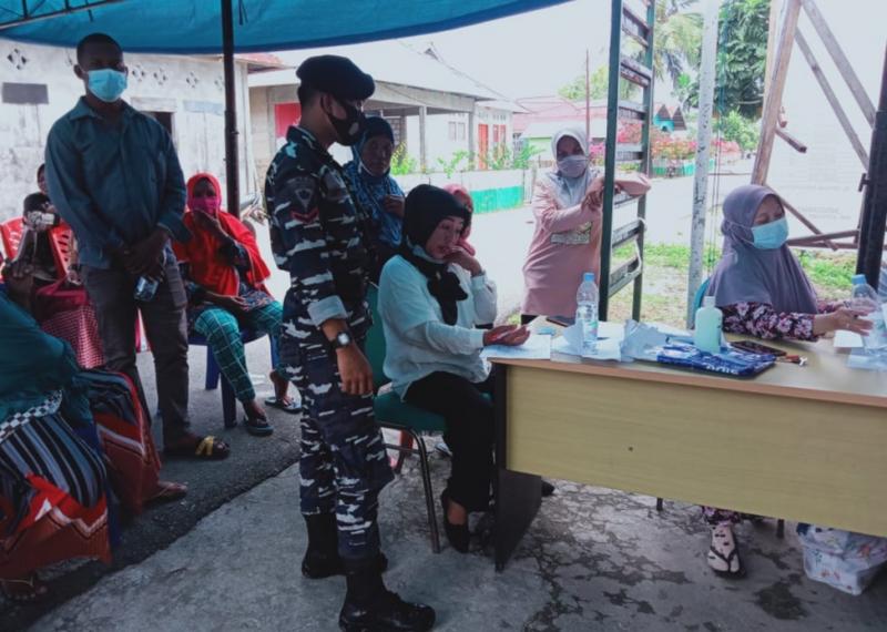 TNI AL Terjunkan Babinpotmar dan Nakes Vaksinasi Masyarakat Maritim Salahutu