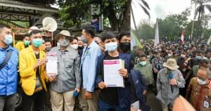 Hadapi Massa Aksi, Wamentan: Saya Bersama Rakyat Tolak Impor Beras