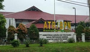 Kuasa Hukum Rocky Gerung Sambangi Kantor BPN Kabupaten Bogor