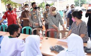 Bupati Bogor Bersama Kapolres Tinjau Vaksinasi Covid19 di Polsek Cileungsi