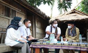 Dukung Pemberdayaan Perempuan Lombok, PNM Berikan Bantuan Sosial di Desa Adat Sade