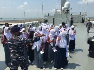 Para Pelajar Subang Naik Kapal Perang Ikuti Serbuan Vaksin MaritimTNI AL dengan Prokes Ketat