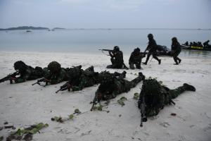 Marinir TNI AL Hancurkan Instalasi Radar Musuh Di Pantai Tanjung Kelayang Babel