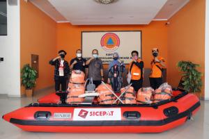 Antisipasi Bencana Banjir, SiCepat Ekspres Donasikan Perahu Karet ke BPBD Kabupaten Bekasi