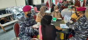 Korps Marinir TNI AL Bersinergi Lakukan Serbuan Vaksinasi di Sumedang Jawa Barat