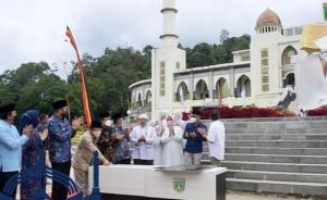Walikota Padang Panjang Resmikan Monumen Alquran di Masjid Islamic Center